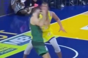 看球几十年，第一次见到能这么造犯规的🤦‍