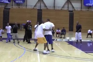 2011年篮球训练营，科比与一位球迷粉丝的单挑，各种教你做人