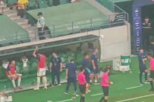实拍：武汉三镇替补球员朴志洙怒斥裁判！染黄后朝国安球迷鼓掌