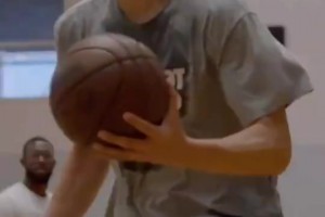 加盟广东！崔永熙在训练中展现了扣篮，看来恢复得很不错呀！