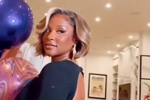 老詹妻子萨瓦娜这身装扮什么水平，感觉欣赏不来啊！🙊