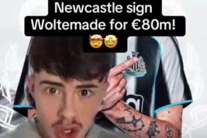 前无古人！名场面：老佛爷叼着烟笑看全场巴萨球迷辱骂菲戈！