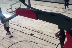 俺也是NBA冠军！19年林书豪身穿猛龙麦迪球衣，参加冠军游行