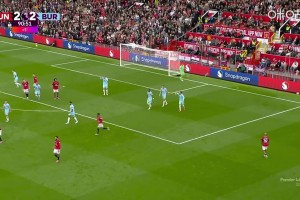 B费点射绝杀！阿玛德被拉球衣倒地，主裁回看VAR改判点球