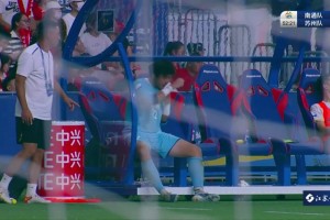 情绪崩溃！苏超苏州门将纪振勇超巨失误后被换下径直走回更衣室