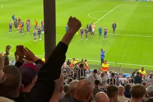 辱骂不断！纽卡球迷赛后高唱伊萨克“混蛋”