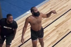 备战新赛季！哈登女友陪伴并拍摄哈登挥汗如雨训练😍😍😍