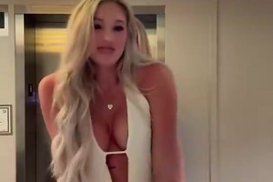 选秀大会因身材爆火！猛龙新秀博伊尔斯女友与朋友合拍😍