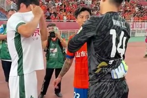 京鲁大战赛后温情一幕，王大雷和李磊交换球衣并拥抱
