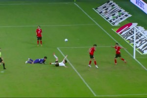 扳回一个！南通门将摘高空球脱手后犯规，苏州队老将王飞点射破门