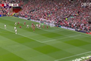 棍哥威胁十足！赖斯角球开出，马杜埃凯后点撩射被扑