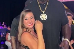 欧冠女主持又在散发魅力了😍金发碧眼才是欧洲美女的标配呀~