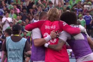 联盟杯爆发大规模冲突！苏亚雷斯劝架无果，梅西中圈观望🫠