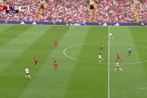 很关键啊！马杜埃凯横敲，戈麦斯抢在约克雷斯前把球破坏