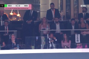 贝克汉姆夫妇现场观看梅西比赛，贝嫂真是风韵犹存啊😍