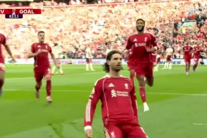 💥索博任意球世界波！詹俊：一道闪电，刺破苍穹！百步穿杨啊！