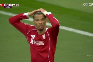 可惜！维尔茨连停带射被扑，埃基蒂克补射入网因越位无效