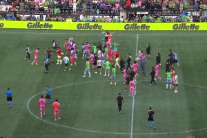 梅西在中圈双手叉腰观望迈阿密队友打群架，作为队长没去劝架嘛