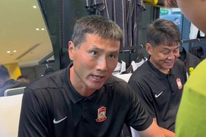 平易近人！邵佳一在球迷活动中寄语小球员：十年后我能否找你签名