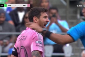 迈阿密这后防拉完了！竟然无人盯防西雅图前锋啊😅直接头球破门