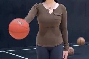 手还挺大啊！🙊野球场肘姐晒视频：你们能单手抓住球吗？