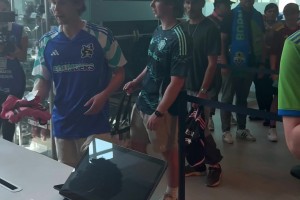 倒反天罡😂？联盟杯决赛前，球迷凭梅西球衣可兑换西雅图球衣