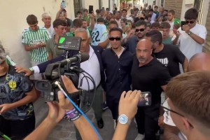 贝蒂斯的神！安东尼在当地受到球迷热捧