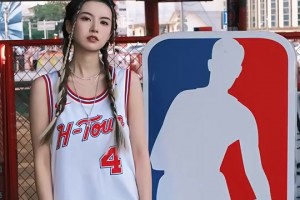 最美火蜜？篮球女主播炼炼此前这一身反差感穿搭是真美啊🥰