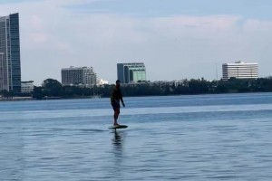 潇洒得很！本西更新动态，玩起了水翼板