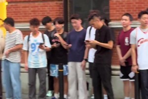 不是哥们？詹姆斯中国行现场，一球迷捧着詹姆斯父子的黑白合照