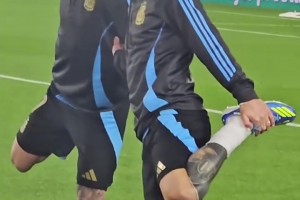 情难自已😢！赛前梅西与德保罗一起热身时笑着笑着就哭了…