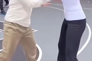 这应该是无意的吧？小伙防守过程中，一不小心揩油野球场肘姐😂