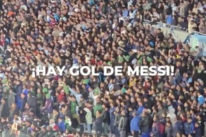 全场球迷顶礼膜拜！现场见证梅西连续20年为阿根廷破门