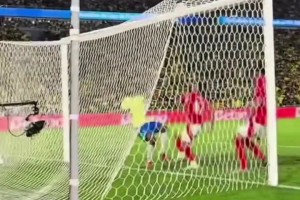 梅西赛后与委内瑞拉球员发生口角，龙东上前劝阻无果🫠