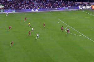 梅西插上时遭到多名球员包围，一脚爆射被扑出后再传被解围🫠