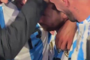 赛后梅西被队友们紧紧拥抱，梅西：你们会让我哭的😞