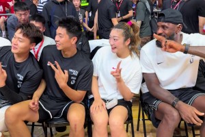 勒布朗-李梦追星成功勒布朗-詹姆斯 兴奋的像个小女生~