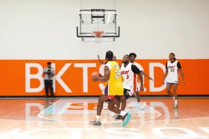 韦德重现科比当年在他头上标志性绝杀