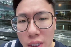 阴阳合同的事还没解决！小卡现身美网半决赛现场，看得很投入！