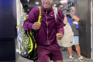 美网半决赛后，阿卡与巴特勒拥抱，看起来像个小卡拉米😂