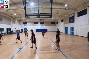 即便是代表皇马攻破曼联球门，C罗没有选择庆祝，表达着敬意