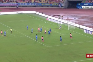 真敢做动作啊！苏超无锡球员禁区内停球+倒钩，可惜踢中对手😂