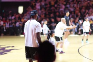 321，咔嚓！崔永熙在詹姆斯成都活动现场与大家热情合影！