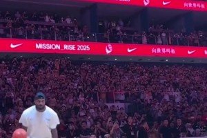 詹姆斯亲临打出名堂总决赛，席间与李梦一起上演经典的庆祝动作。