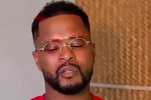 不惯着！当年阿德遭瓦伦西亚球员暗算，蓝黑国王直接“正当防卫”