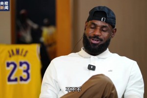 前女篮国手许诺一身黑色露肩裙：我问生活 你为何如此艰难~