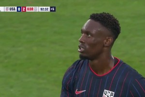 这都不进吗？巴洛贡近距离3连击射门，两次被赵贤祐扑出+中框！