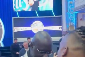 之前都是演的吗🤔霍华德和奥尼尔相互拥抱“化解恩怨”🤣🤣