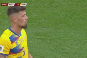 英格兰1-0领先！马杜埃凯传中，安道尔后卫头球解围自摆乌龙！