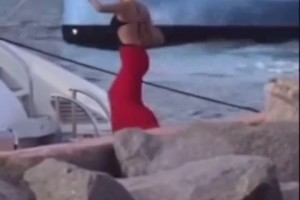 贝林厄姆带着性感女友度假~受了伤只能无奈出来和女友约会啦😍